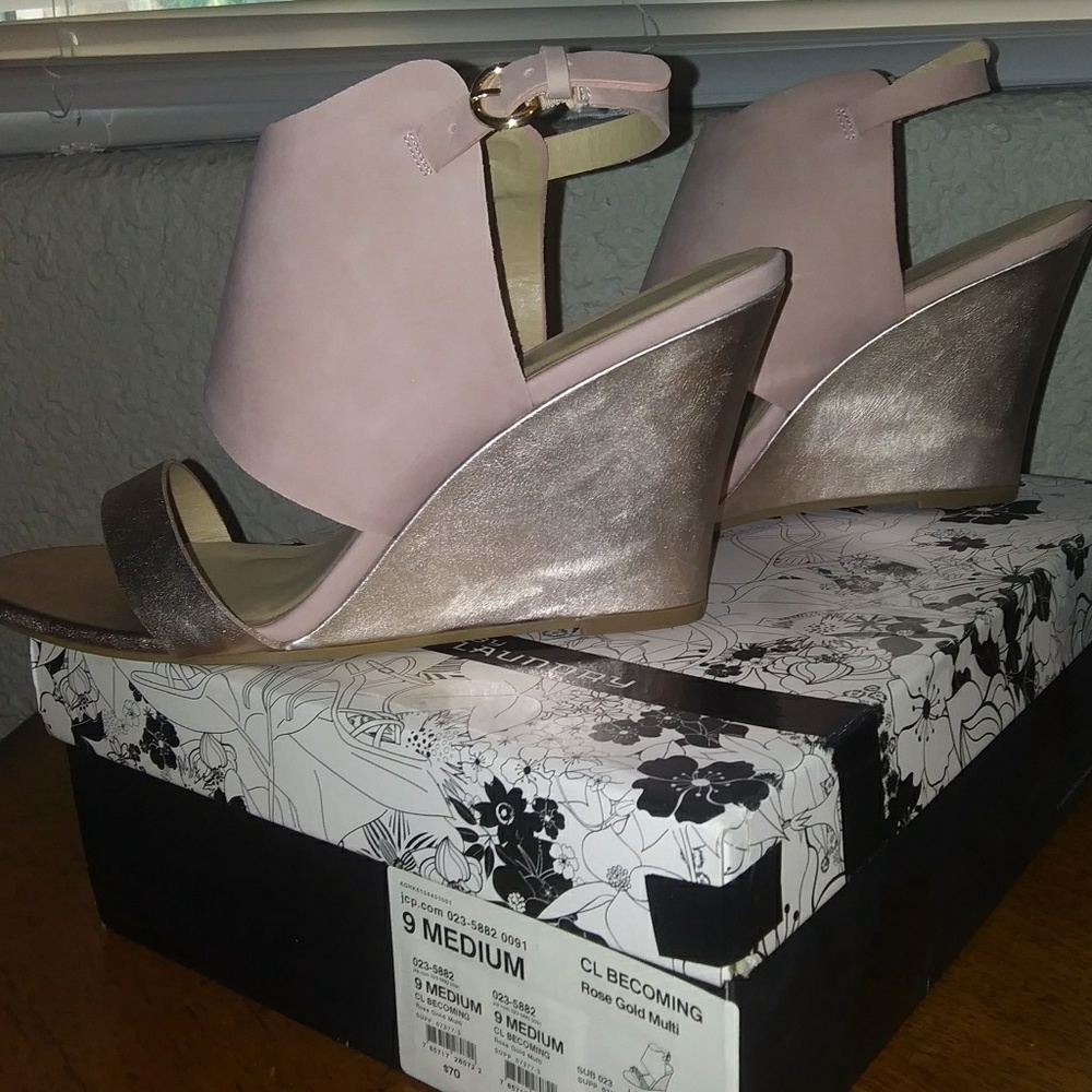 NEW--Mettalic Gold/Rose Women's Shoe